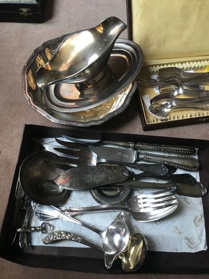 Ensemble de platerie diverse et couverts...