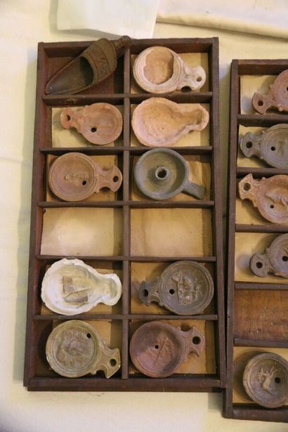 Lot de 20 moulages de lampes à huile en terre...