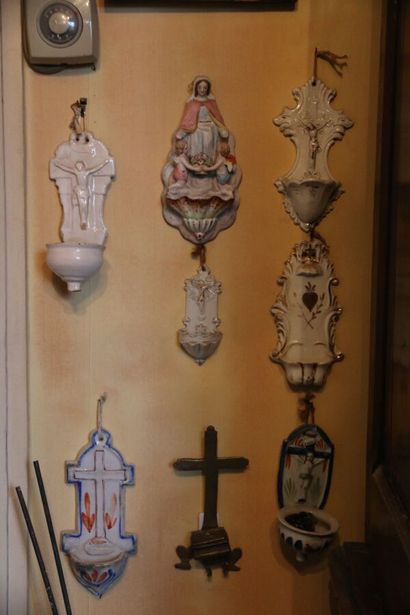 Ensemble de neuf bénitiers en faïence, porcelaine...