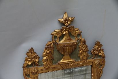 Miroir, le cadre en bois sculpté doré et...