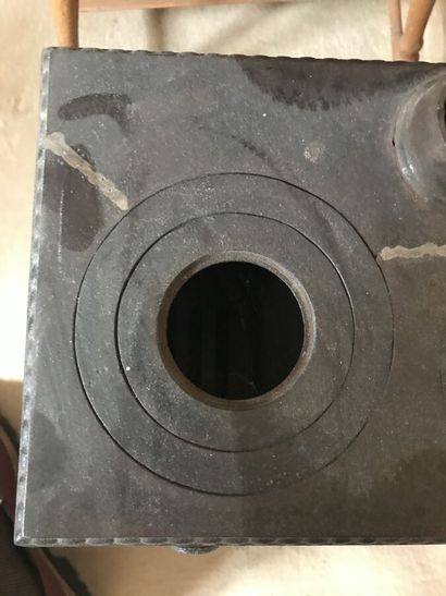 Poupée en celluloïd avec sa chaise et une...