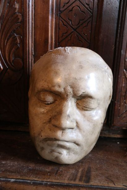 
Masque mortuaire en plâtre patiné. H. :...