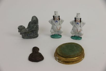 Ensemble d'objets de vitrine, comprenant...