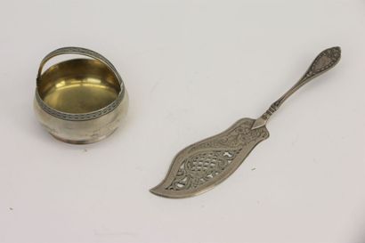 Une pelle à poisson en argent à décor ajouré...