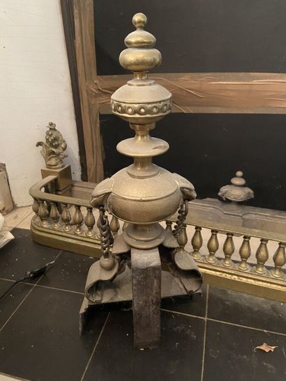 Paire de chenets en bronze doré, à décor...