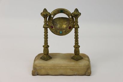Porte-montre en laiton doré ciselé de feuilles,...