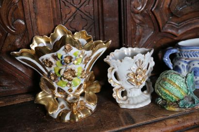Deux vases de communion en porcelaine de...