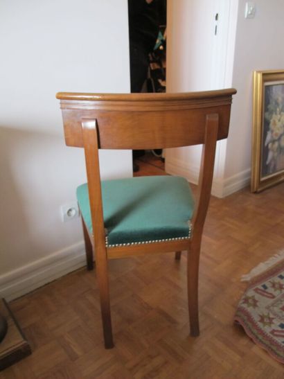Six chaises en noyer, dossier bandeau, piétement...