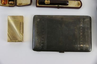 Ensemble de huit porte-cigarettes en bakélite...