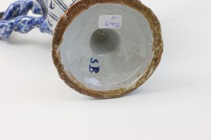 Aiguière-casque en faïence émaillée, à décor...
