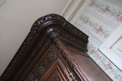 Armoire de mariage en chêne mouluré et sculpté,...
