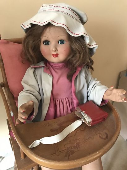 Poupée en celluloïd avec sa chaise et une...