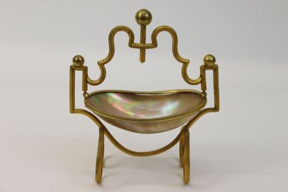 Porte-montre nacelle en laiton doré et coquillage...