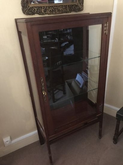 
Vitrine ouvrant par une porte vitrée, deux...