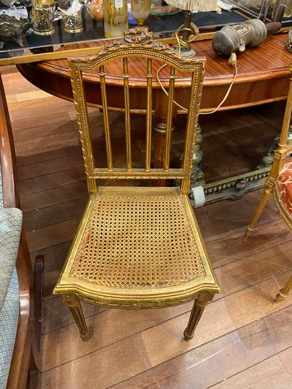 Paire de chaises volantes en bois doré, dossier...
