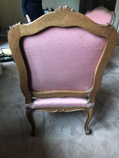 Paire de fauteuils en bois sculpté mouluré...