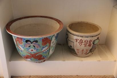 CHINE, XX siècle. 

Cache pot en porcelaine...