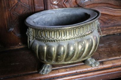 Cache pot en cuivre à décor repoussé de godrons,...