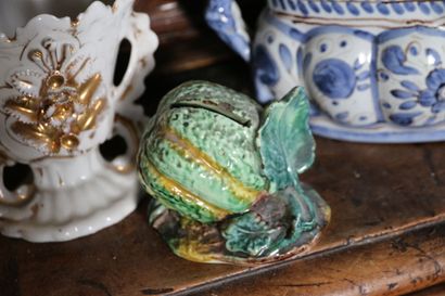 Deux vases de communion en porcelaine de...