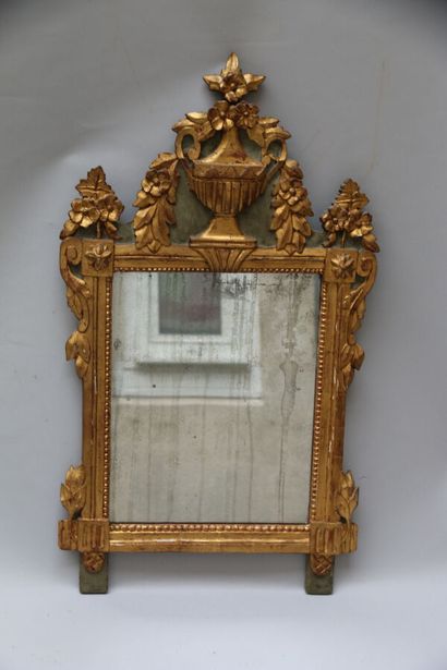 Miroir, le cadre en bois sculpté doré et...
