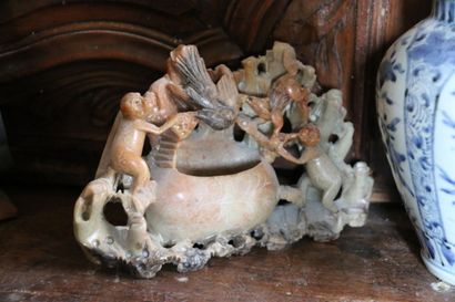 CHINE, XXe siècle

Potiche couverte en porcelaine...