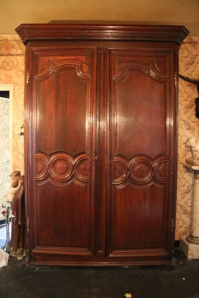 Deux larges portes en chêne ceinturées de...