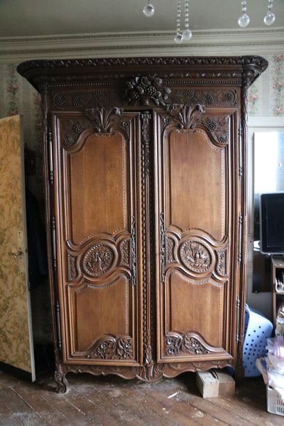 Armoire de mariage en chêne mouluré et sculpté,...