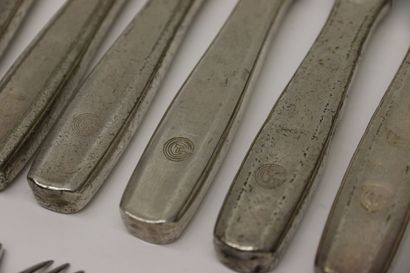 Partie de ménagère en métal argenté, modèle...