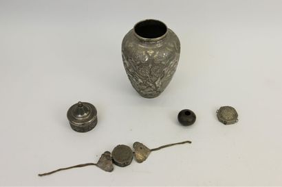Vase, petite boite couverte et deux boîtes...