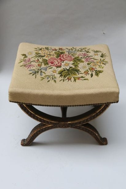 Tabouret en bois sculpté et partiellement...