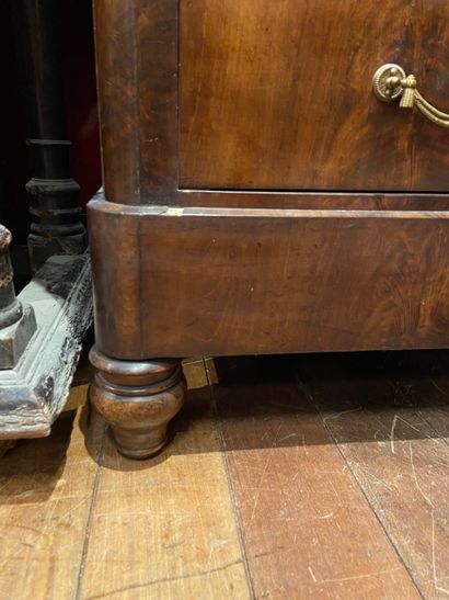 
Meuble de rangement en acajou et placage...