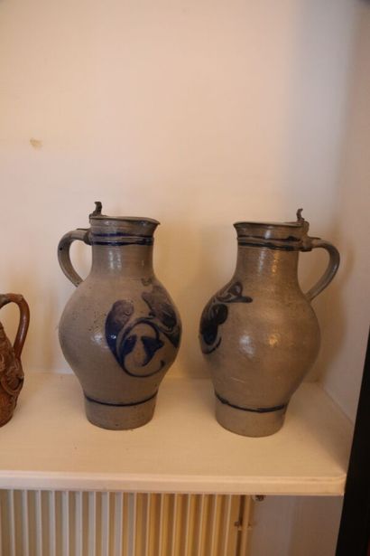 Ensemble de 6 pichets, cinq en grès à décor...