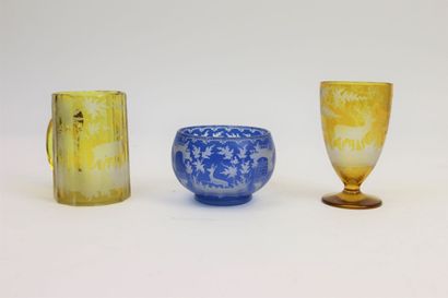 Ensemble en verre overlay jaune, comprenant...