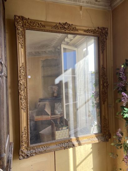Miroir rectangulaire en stuc doré à décor...