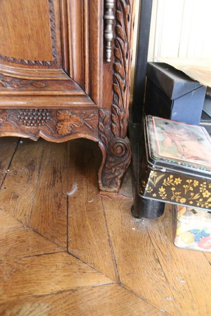 Armoire de mariage en chêne mouluré et sculpté,...