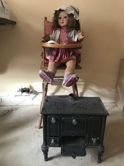 Poupée en celluloïd avec sa chaise et une...