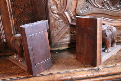 Paire de serre-livres éléphants en bois sculpté...