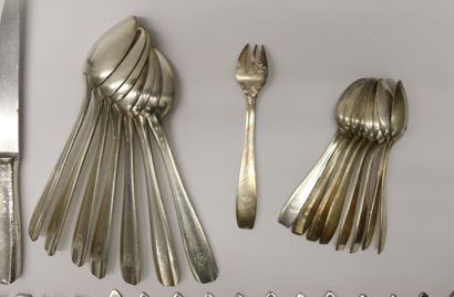 Partie de ménagère en métal argenté, modèle...