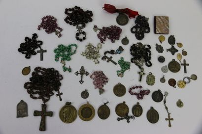 Lot de bijoux religieux et souvenirs de pèlerinage,...