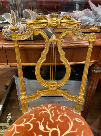 Paire de chaises volantes en bois doré, dossier...