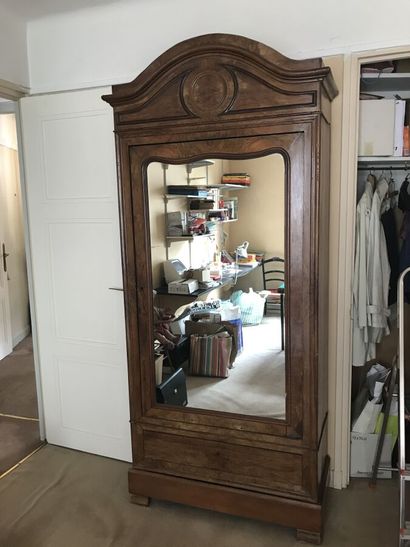Armoire en placage de noyer ouvrant par une...