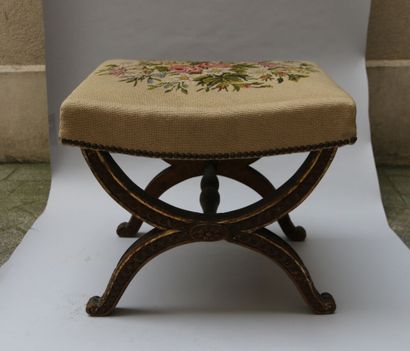 Tabouret en bois sculpté et partiellement...