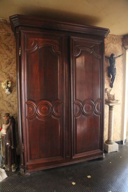 Deux larges portes en chêne ceinturées de...