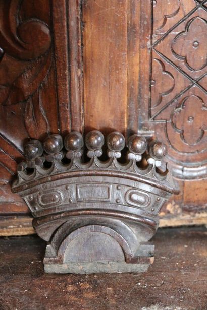 Fronton de meuble en laiton doré, à décor...