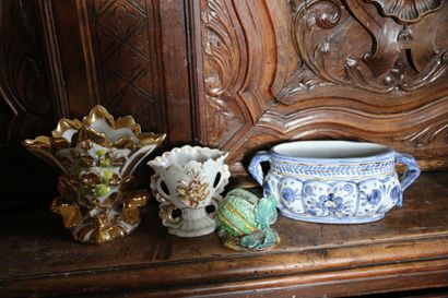 Deux vases de communion en porcelaine de...
