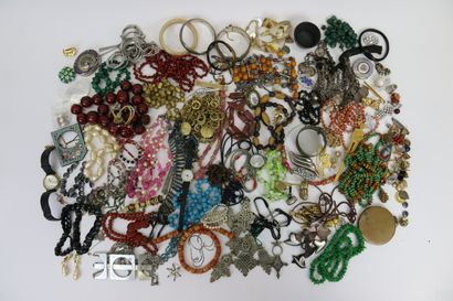 Lot de quatre sachets de bijoux fantaisies,...