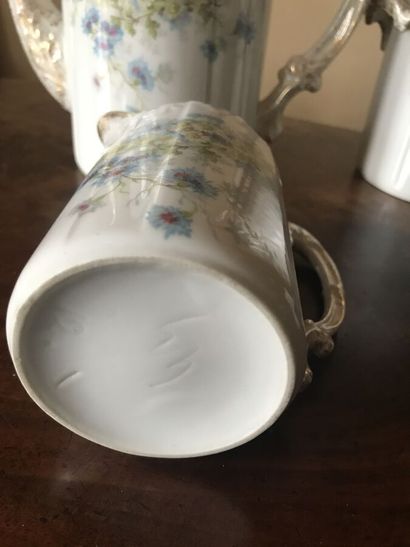 Service à café en porcelaine à décor floral...