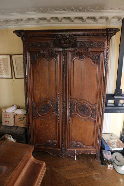 Armoire de mariage en chêne mouluré et sculpté,...