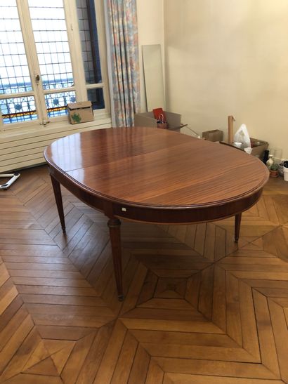 Table ovale en placage de chêne à deux rallonges....