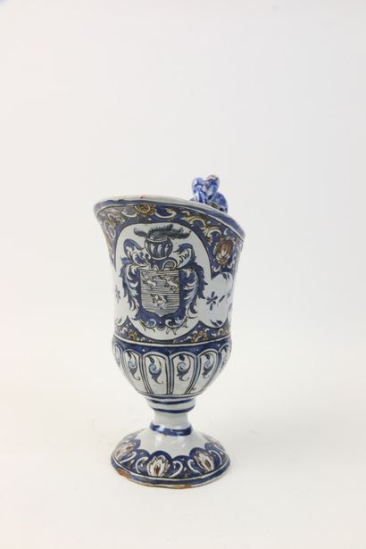 Aiguière-casque en faïence émaillée, à décor...